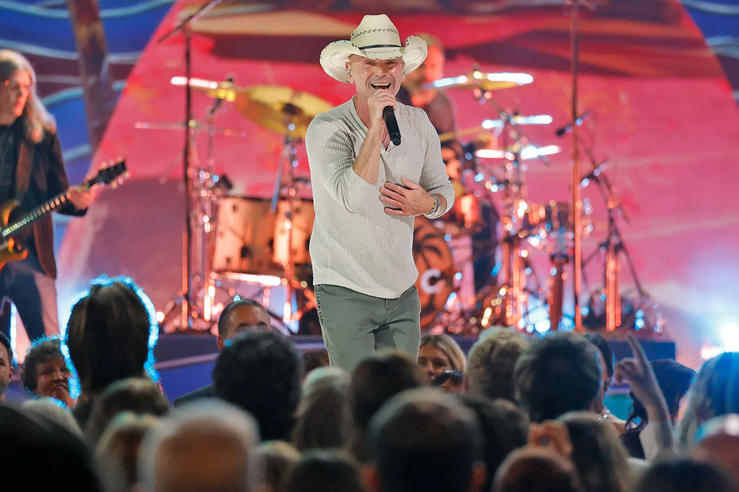 Lainey Wilson Leads a Historic Night at the 2025 CMA Awards